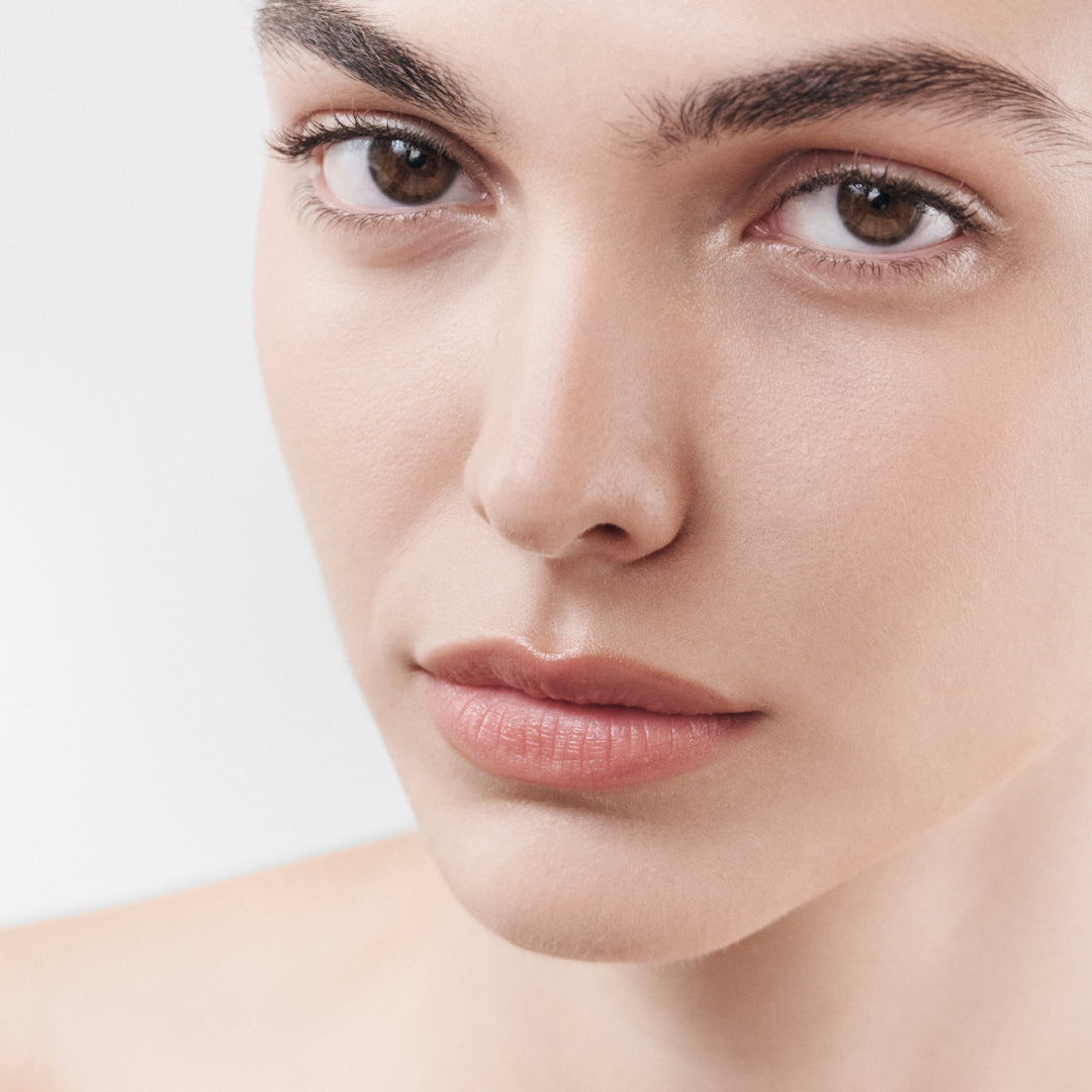 Model without dark circles thanks to DR. EMI SKIN eye cream