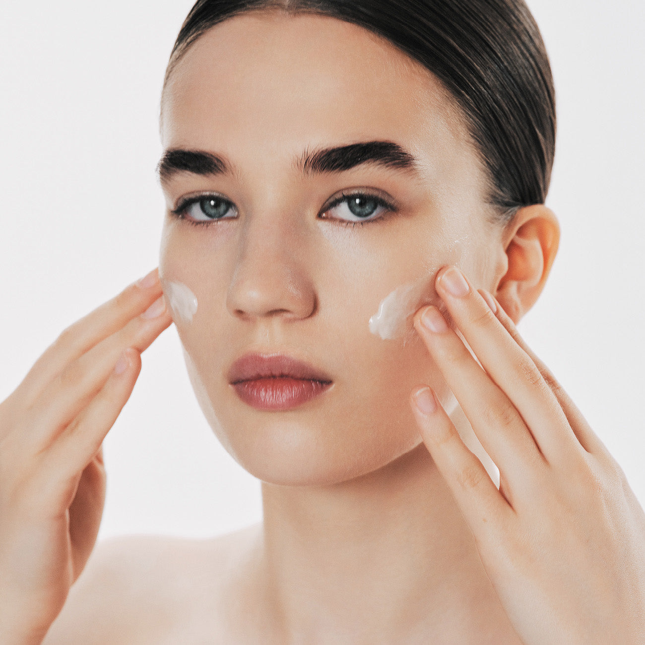 Model with Antiox Serum