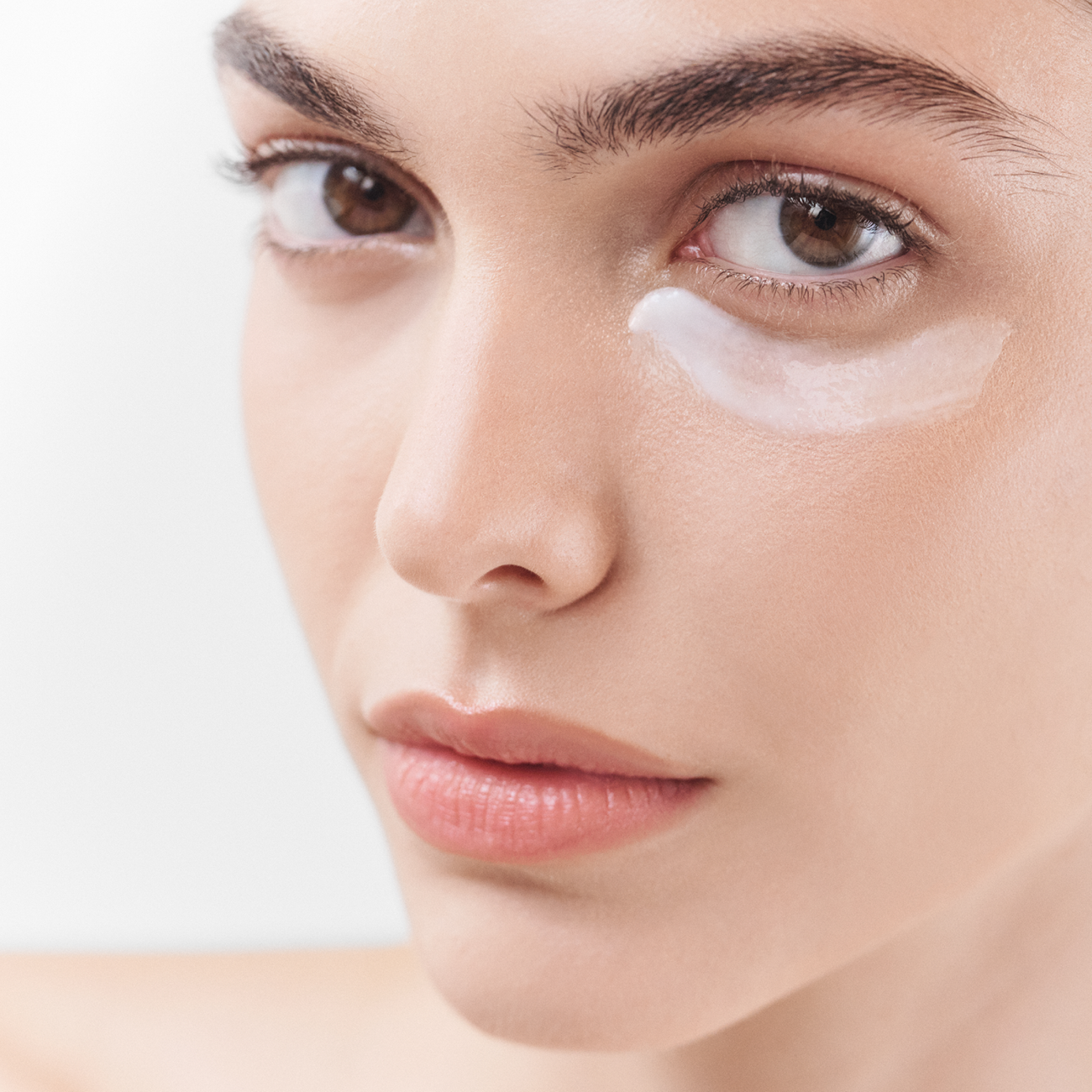 Model applying the eye fluid
